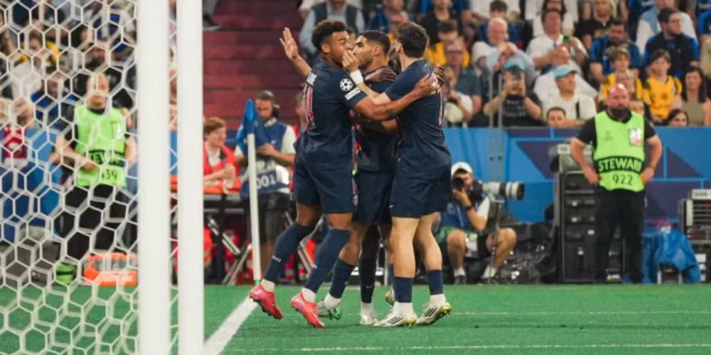 Atletas comemoram gol na final da Liga dos Campeões