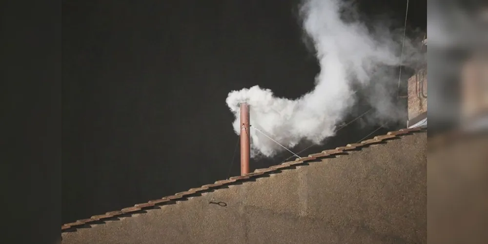 Fumaça branca saiu da chaminé da Capela Sistina