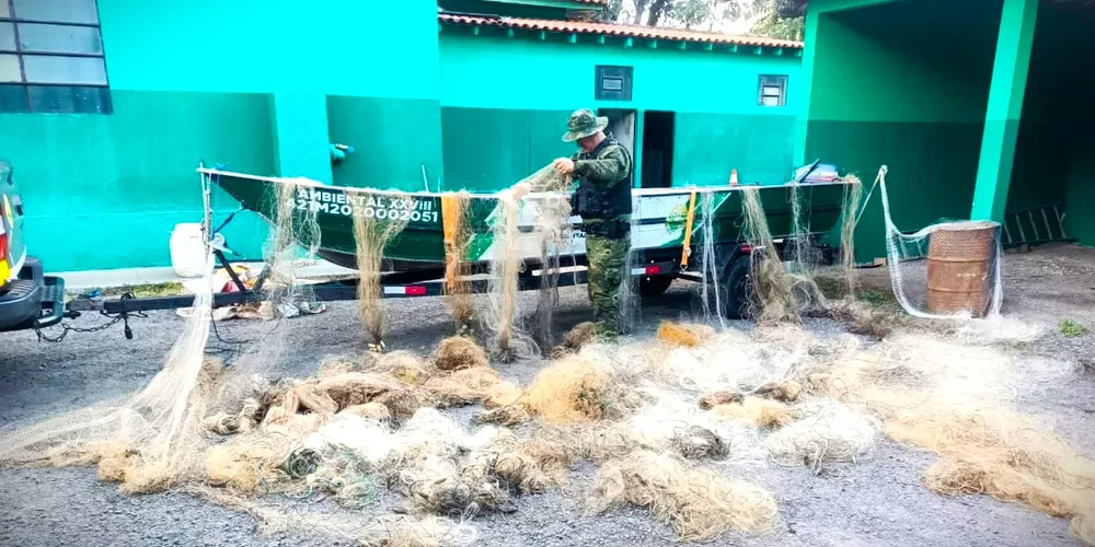 Cerca de 810 metros de redes foram apreendidas pelas autoridades