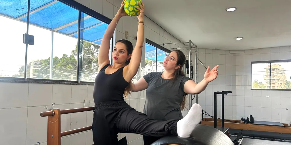 Entre os diversos benefícios do pilates, também melhora na autoestima e no bem-estar geral