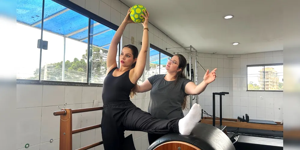 Entre os diversos benefícios do pilates, também melhora na autoestima e no bem-estar geral