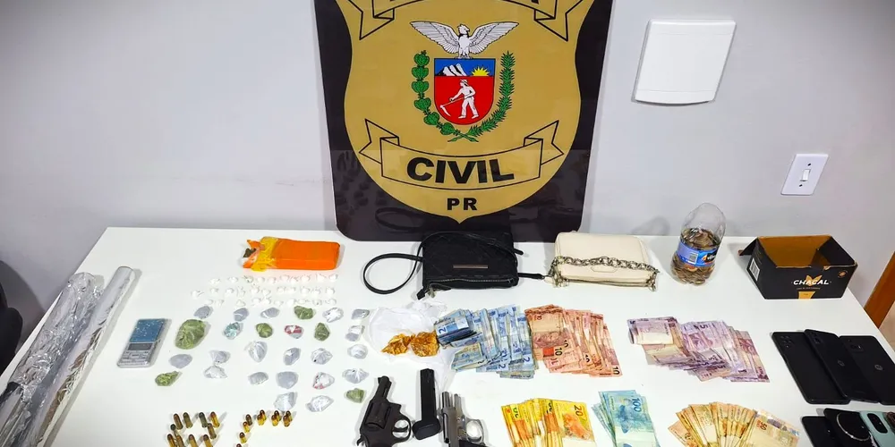 Armas, drogas e objetos foram apreendidos pelas autoridades