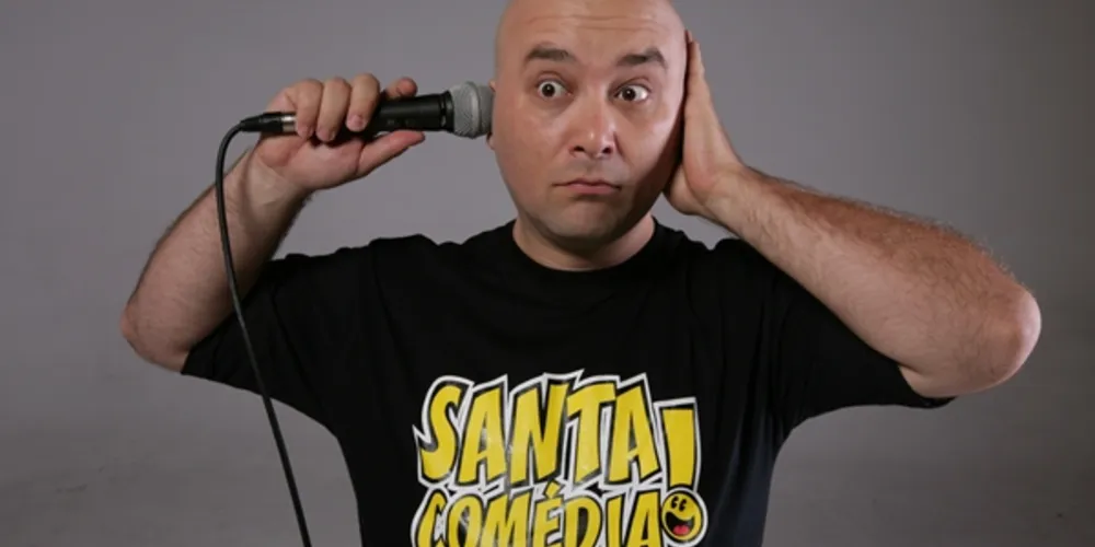 Marco Zenni é um comediante, ator, improvisador, diretor e radialista.
