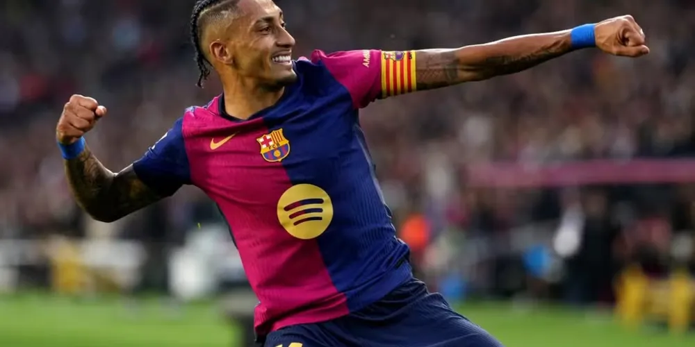 Raphinha estará em campo com o Barcelona pela Champions League