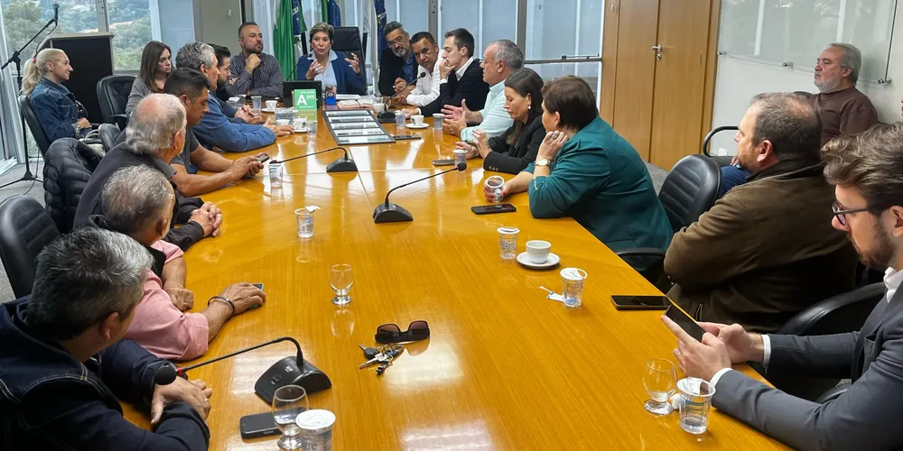 a prefeita Elizabeth Schmidt e o vice Pastor Moisés Faria receberam os vereadores da Câmara, no Palácio da Ronda
