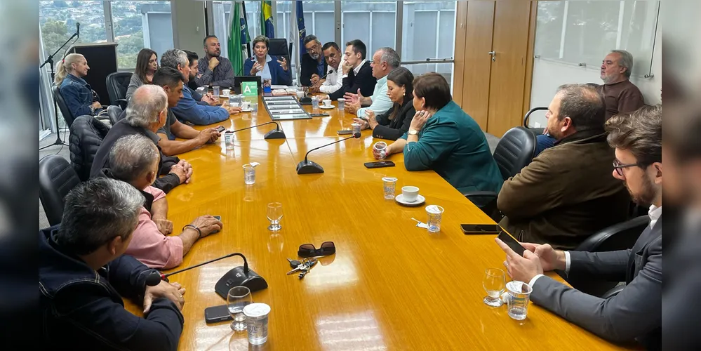 Primeiro encontro entre a prefeita Elizabeth Schmidt e os vereadores da Câmara ocorreu em 24 de abril