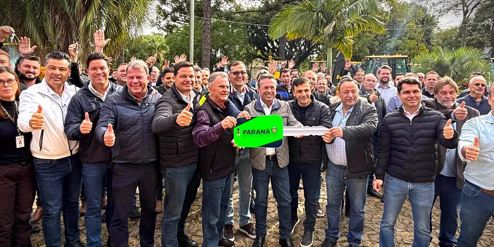 Lideranças políticas estiveram em Ponta Grossa para oficializar a entrega dos veículos