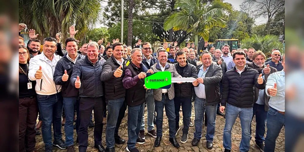 Lideranças políticas estiveram em Ponta Grossa para oficializar a entrega dos veículos