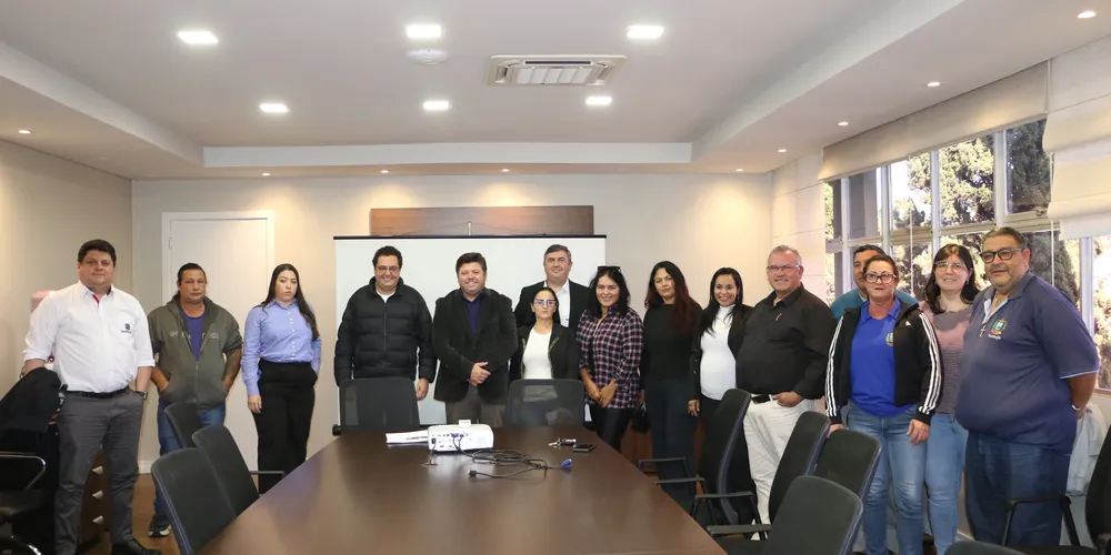 Reunião aconteceu na manhã desta terça-feira (17).