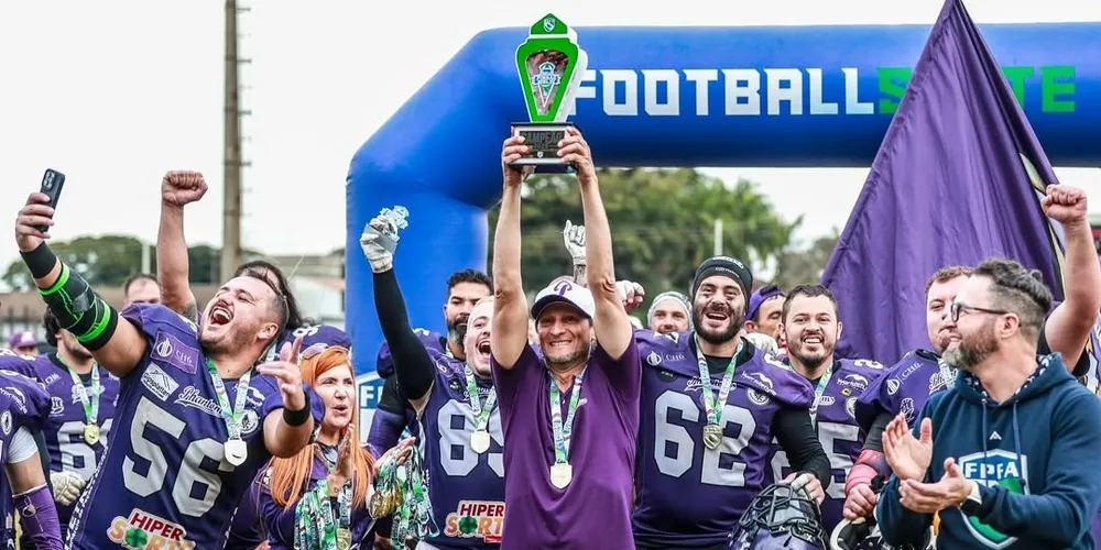Jogadores com o troféu do Pinhão Bowl