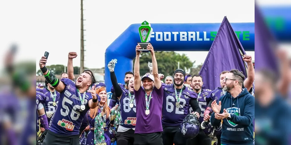 Jogadores com o troféu do Pinhão Bowl