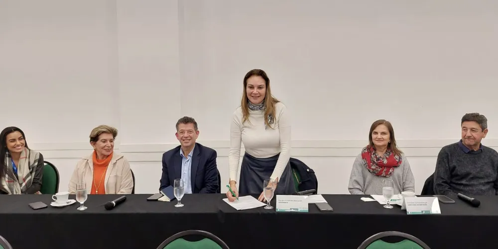 Assinatura teve a presença da presidente da Acipg, associados e lideranças políticas