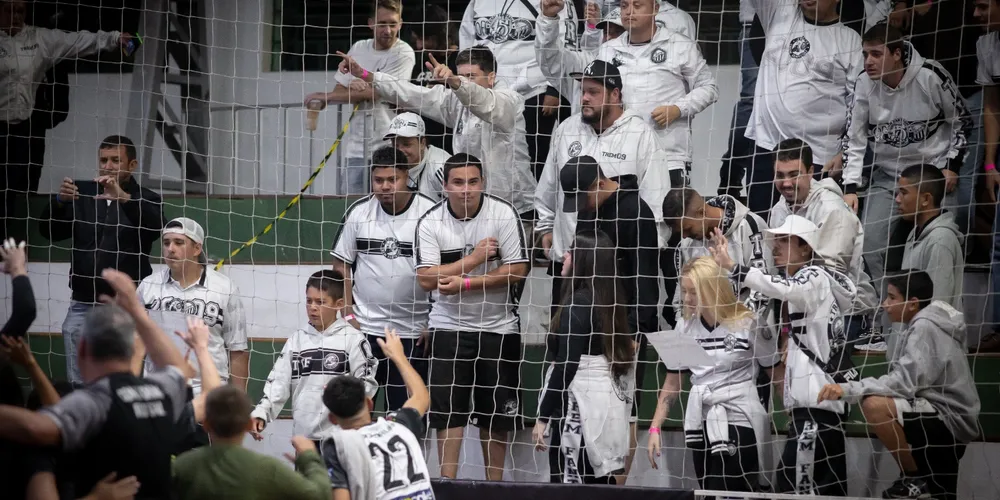 Torcida Trem Fantasma (TTF) presente em jogo do Contorno Futsal
