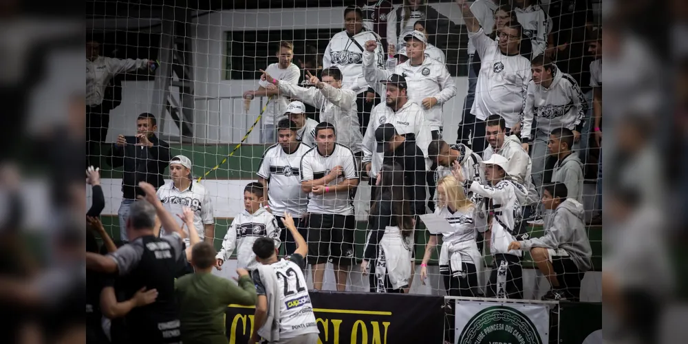 Torcida Trem Fantasma (TTF) presente em jogo do Contorno Futsal