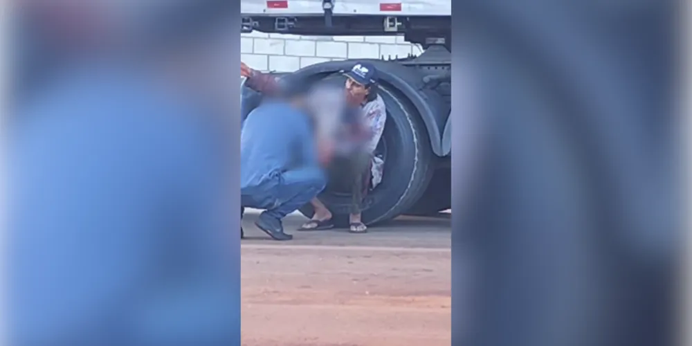 No vídeo, é possível ver o autor do crime e os assassinados