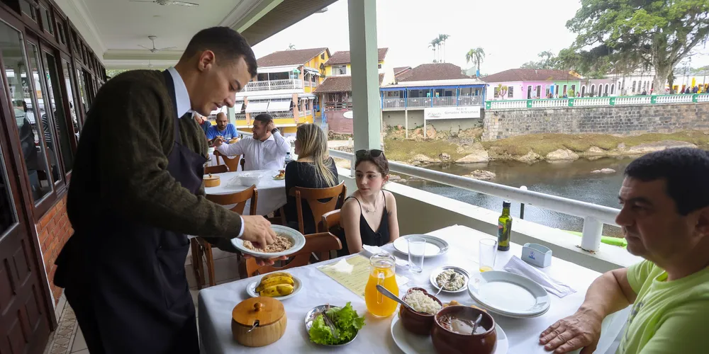 Garçom é uma das vagas oferecidas nesta segunda-feira