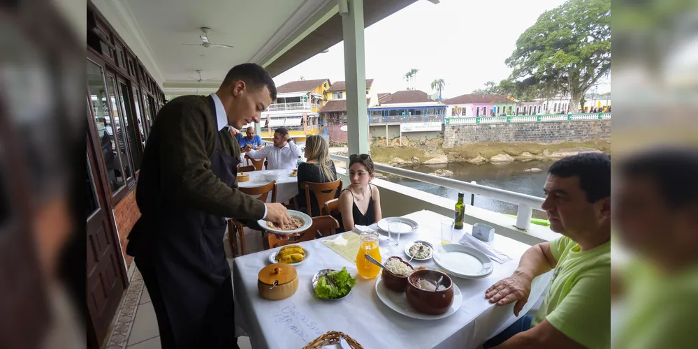 Garçom é uma das vagas oferecidas nesta segunda-feira