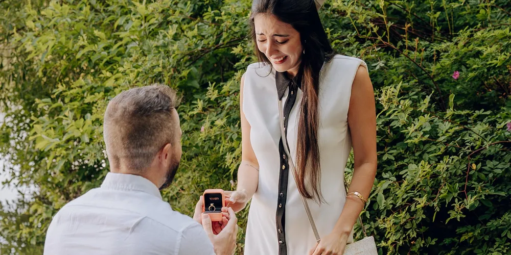 Neste Dia dos Namorados, Tais comemora um ano do pedido de casamento, feito por seu companheiro no Central Park