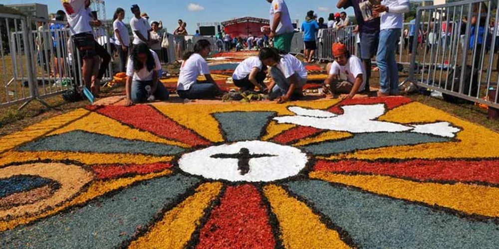 Liberação gradativa do fluxo de veículos ocorre a partir da passagem da procissão e limpeza das vias