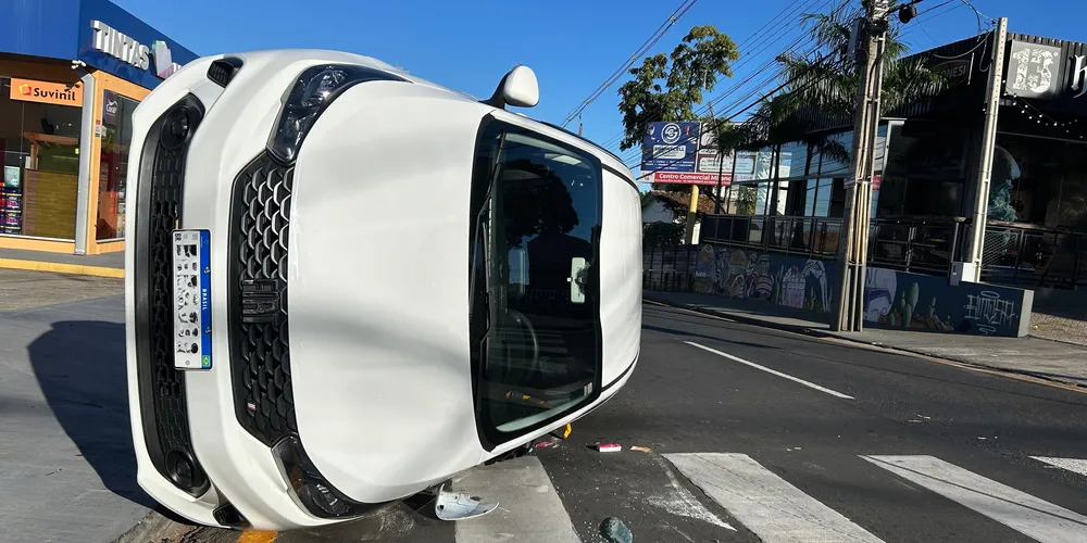 Fiat/Argo Drive 1.0, ano 2022, tombou após a colisão contra o Fiat/Uno