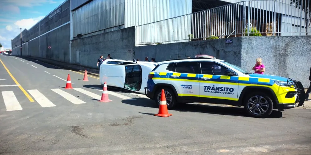 Carro ficou tombado após o acidente de trânsito