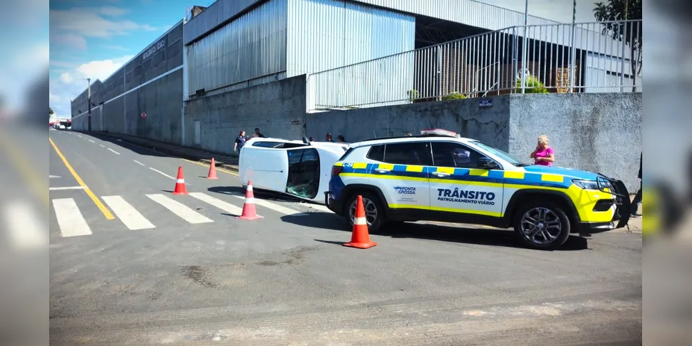 Carro ficou tombado após o acidente de trânsito