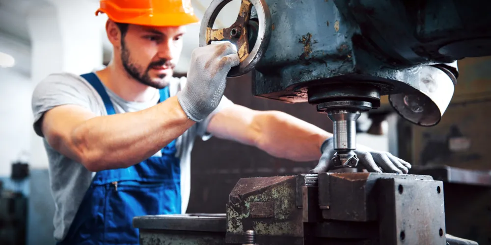 Entre os cursos ofertados, está o de 'Torneiro Mecânico'