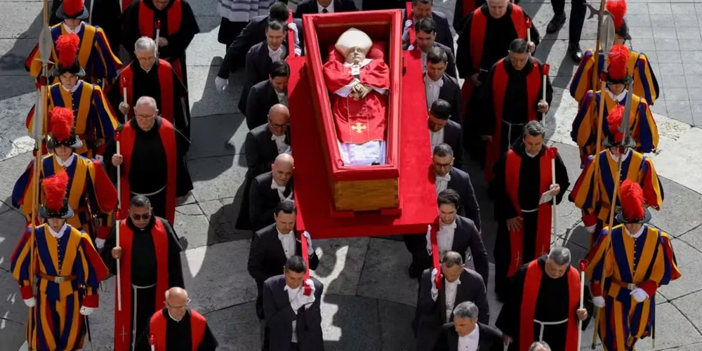 Entenda o processo de fechamento do caixão do Papa