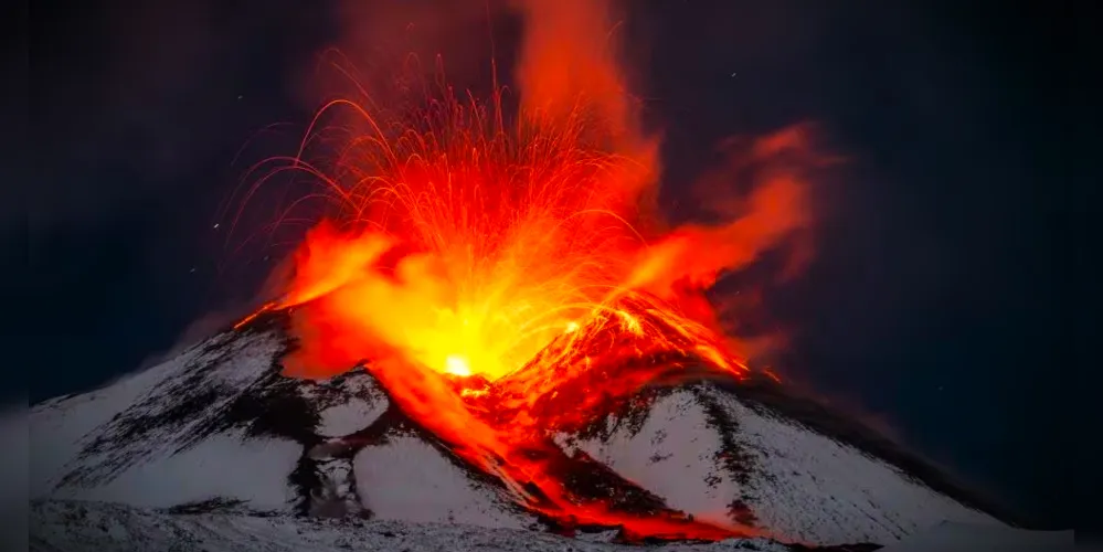 Vulcão Etna está localizado na Sicília, no sul da Itália