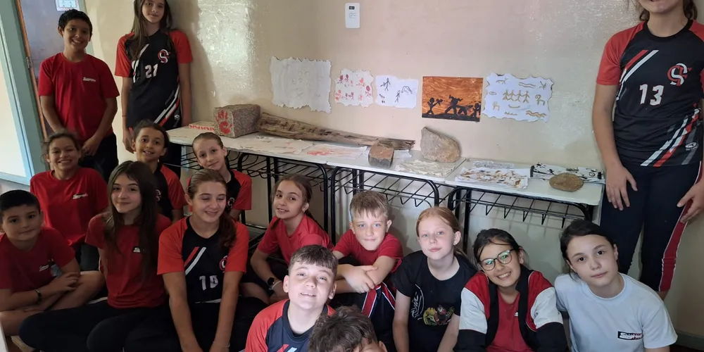 Os alunos utilizaram pedras, papel e outros materiais para a criação das obras baseadas nos estudos realizados em sala