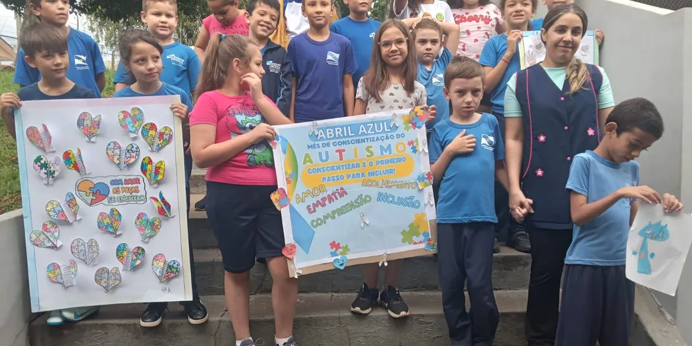 A classe assistiu a vídeos sobre tema, realizou debates, entrevistas e a confecção de cartazes