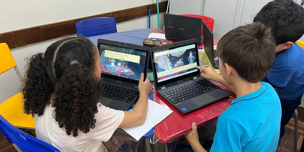 A dinâmica permite que cada aluno avance o conteúdo em seu próprio ritmo, facilitando o processo de aprendizagem