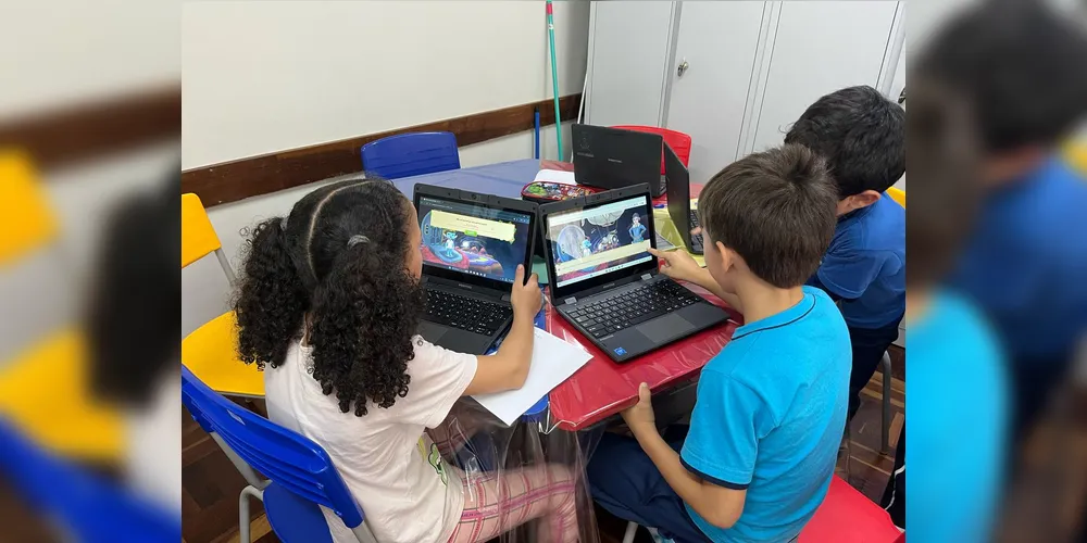 A dinâmica permite que cada aluno avance o conteúdo em seu próprio ritmo, facilitando o processo de aprendizagem