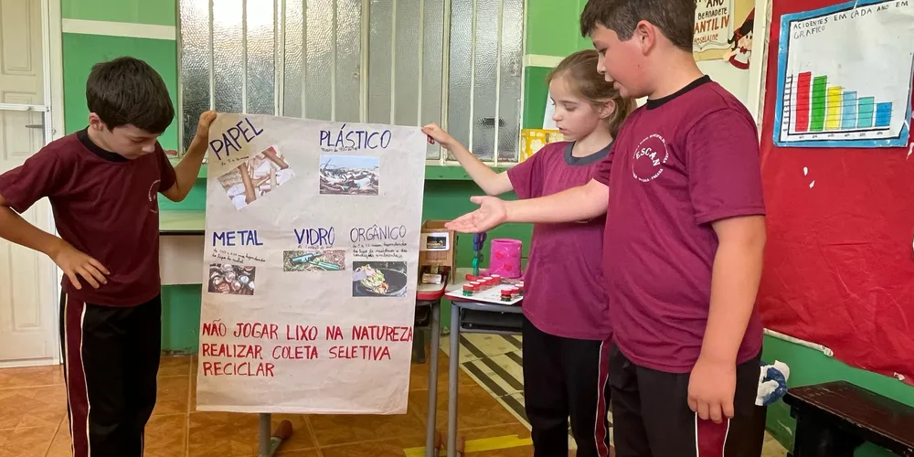 Os educandos confeccionaram cartazes, panfletos e objetos com materiais recicláveis, além de realizar apresentações para as demais turmas da escola