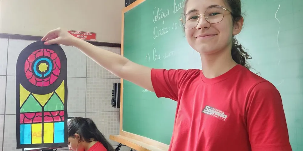 Os alunos confeccionaram seus próprios vitrais e os expuseram em sala de aula