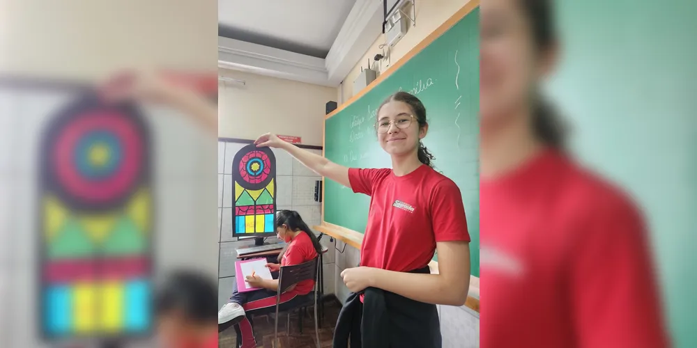 Os alunos confeccionaram seus próprios vitrais e os expuseram em sala de aula