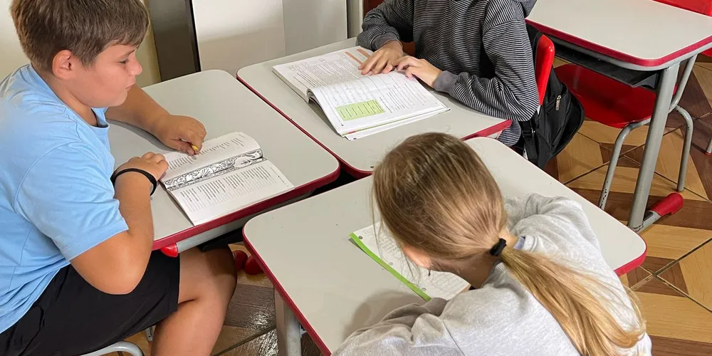 Os educandos criaram as perguntas para as entrevistas e na sequência escreveram os textos seguindo os padrões do gênero