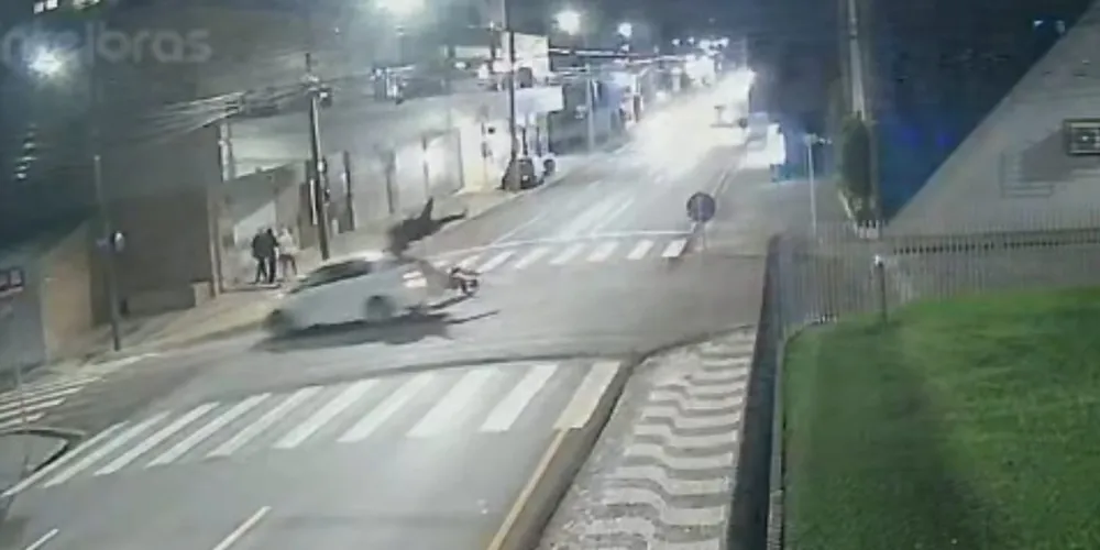 Com o impacto da batida, o motociclista foi arremessado por cima do veículo