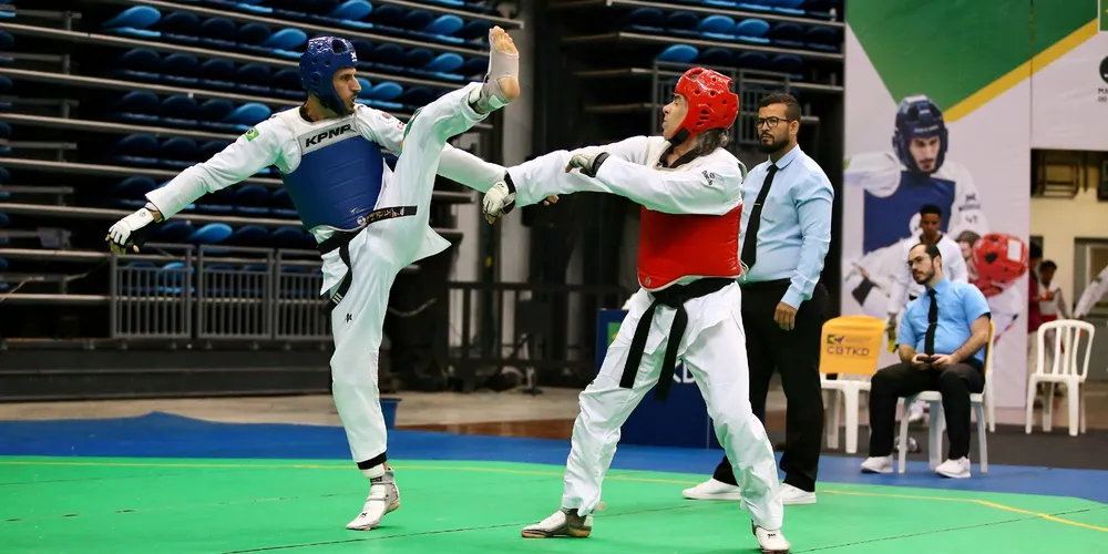 Professor Júnior Lima lutando no Grand Slam