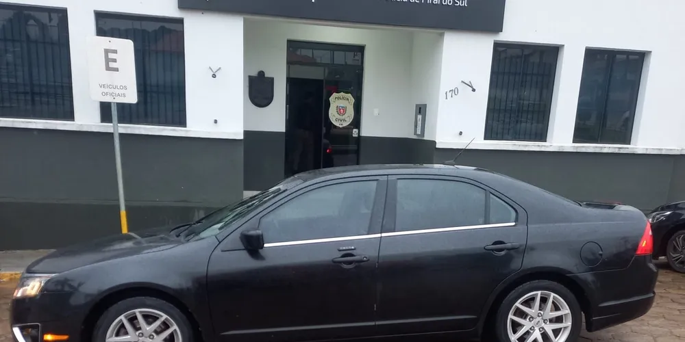 O veículo roubado foi um Ford Fusion.