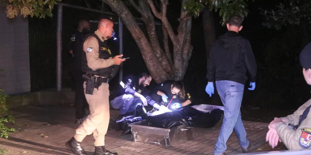 Corpo foi retirado da mata depois das 21 horas