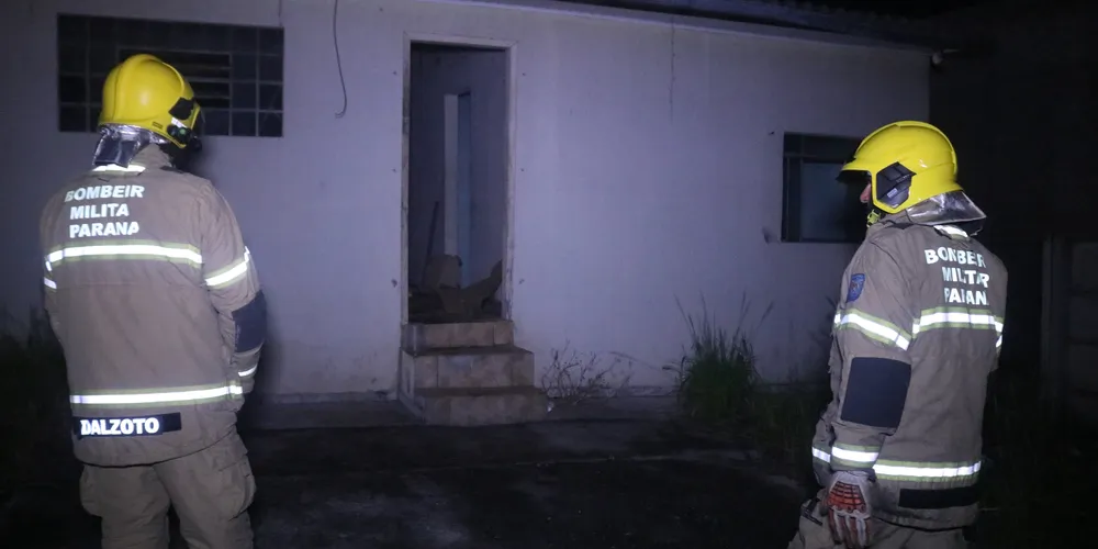 Bombeiros contiveram as chamas sem precisar do auxílio do caminhão e da água