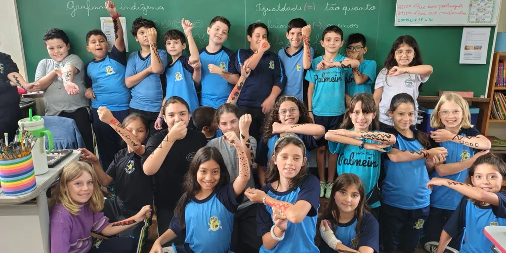 A classe realizou inúmeras atividades, como pesquisas, entrevistas, debates e rascunhos de grafismos com tinta guache