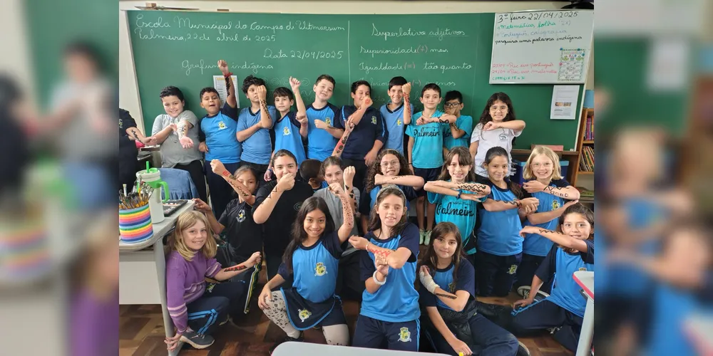 A classe realizou inúmeras atividades, como pesquisas, entrevistas, debates e rascunhos de grafismos com tinta guache