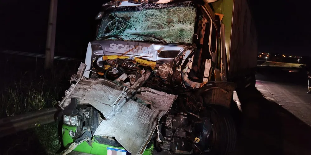 O caminhão não conseguiu frear e atingiu quase simultaneamente dois semirreboques