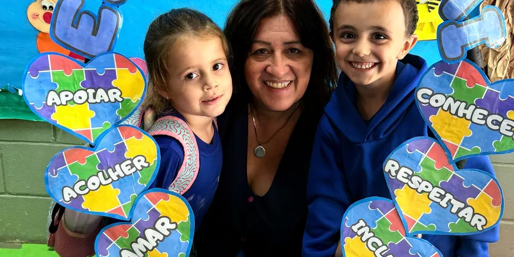 As crianças realizaram conversas sobre o assunto e carimbaram a mão com a tinta azul, símbolo da campanha, além de completar uma árvore com palavras como afeto e empatia