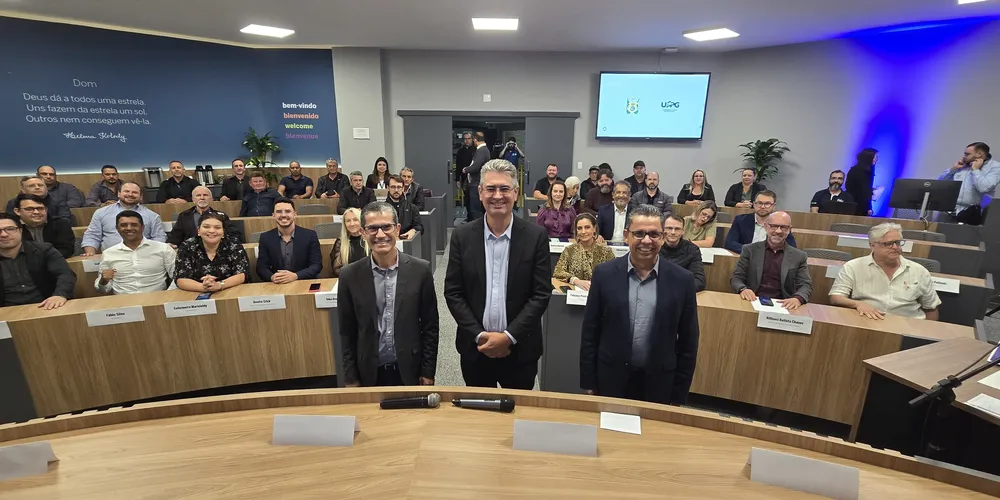 Sessão marcou um importante passo para a aproximação entre o Legislativo e a população, reunindo vereadores, autoridades locais, estudantes e representantes da sociedade civil