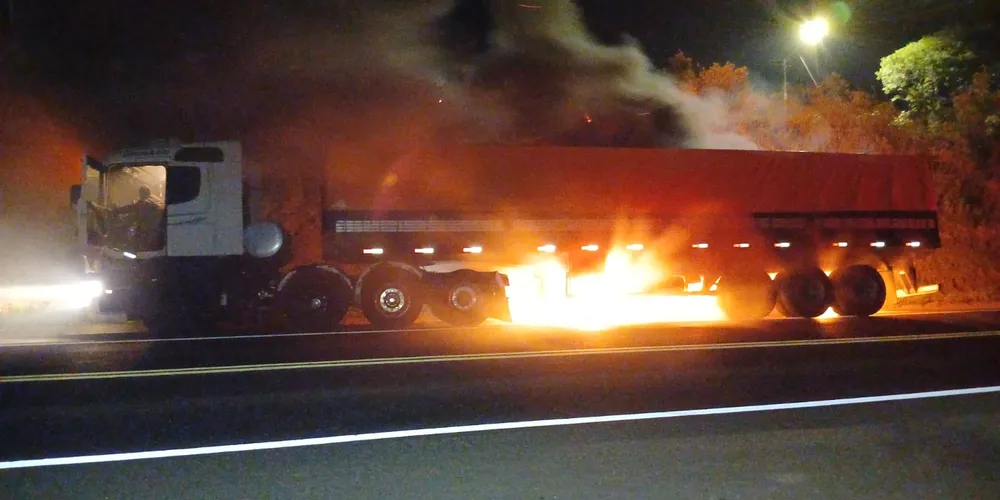 O fogo iniciou no km 246 da rodovia,