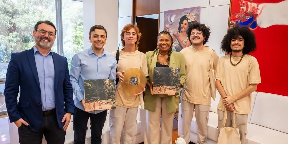 Ministra da Cultura, Margareth Menezes, recebeu uma cópia do álbum Três lançado recentemente pela banda