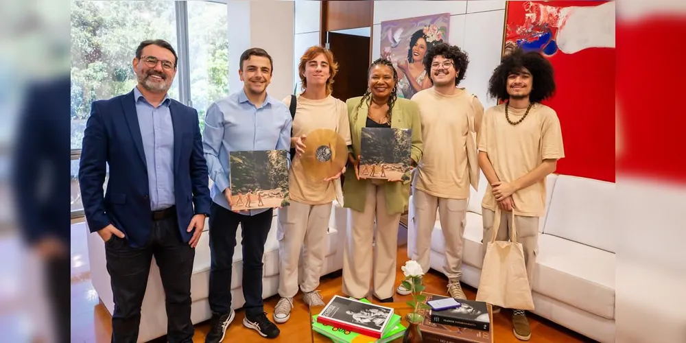 Ministra da Cultura, Margareth Menezes, recebeu uma cópia do álbum Três lançado recentemente pela banda